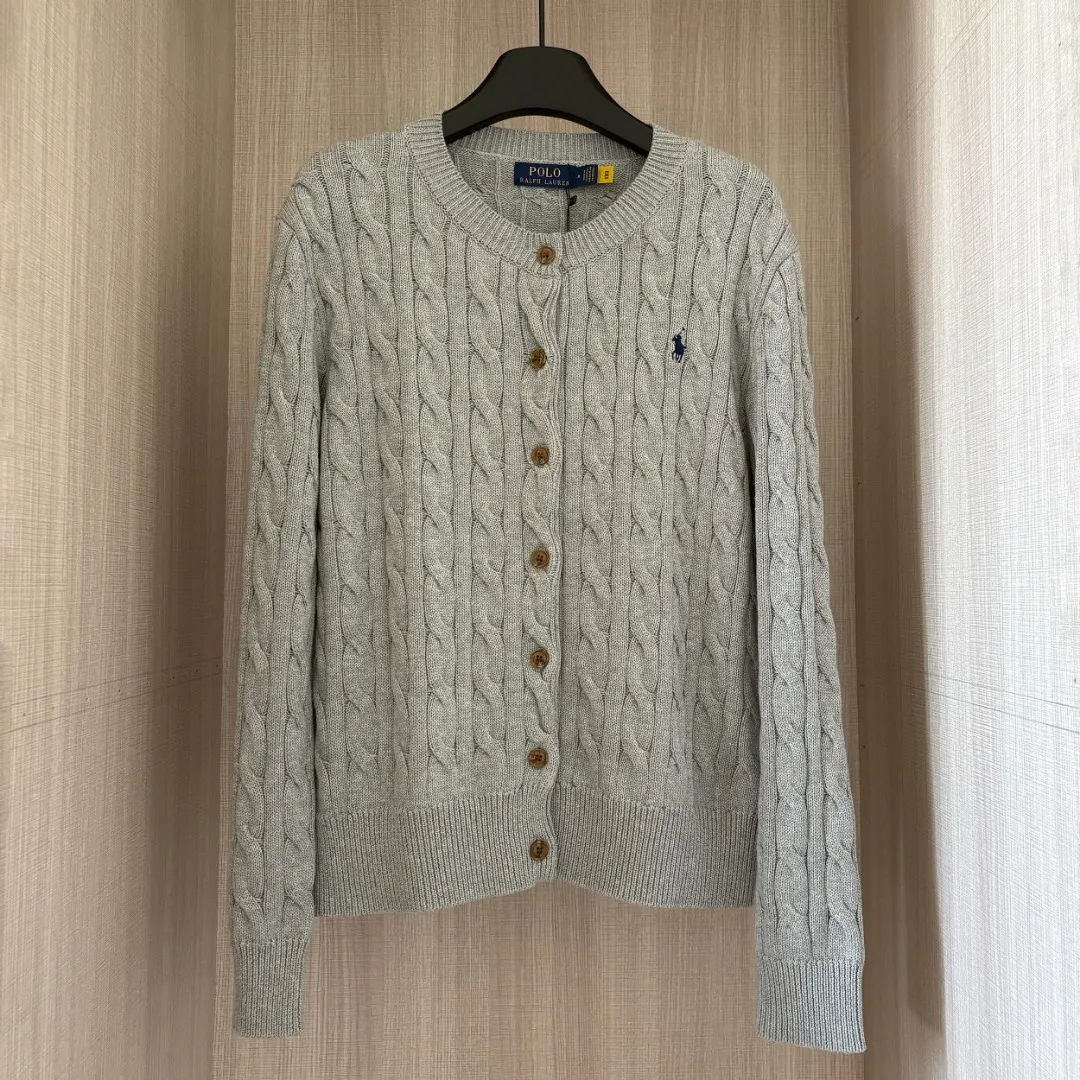 P220 RALPH LAUREN Ralph Lauren sixteen colors classic small label embroidery hemp cardigan round neck long sleeve button knitted sweater men's and women's tops Size: S M L It is made of pure cotton yarn and multi-knitted pure cotton, which is skin-friendly and comfortable. Small label war horse embroidery twist button round neck cardigan sweater🐎High quality. Follow the blogger to learn how to wear it! Let’s buy a Ralph Lauren cable sweater. It’s a super hard-to-find series after it became popular. It’s hard to find one on the official website. It’s simple and practical, has a lazy and loose feel, soft and delicate feel, and has a loose fit. Whether worn alone or layered, you can wear a simple one to create different styles of fashion!